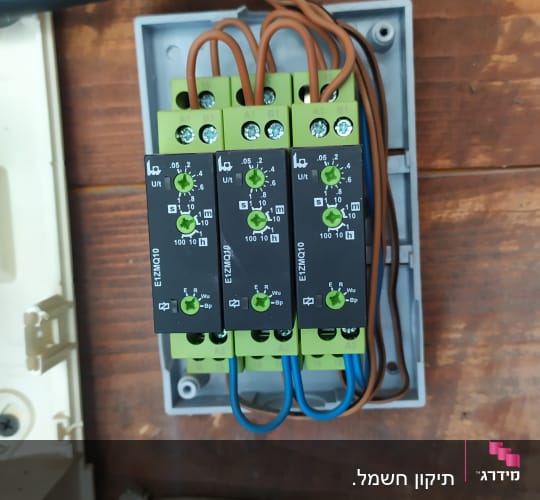 חיבורים חשמליים עם חוטים וממסרים על לוח עץ
